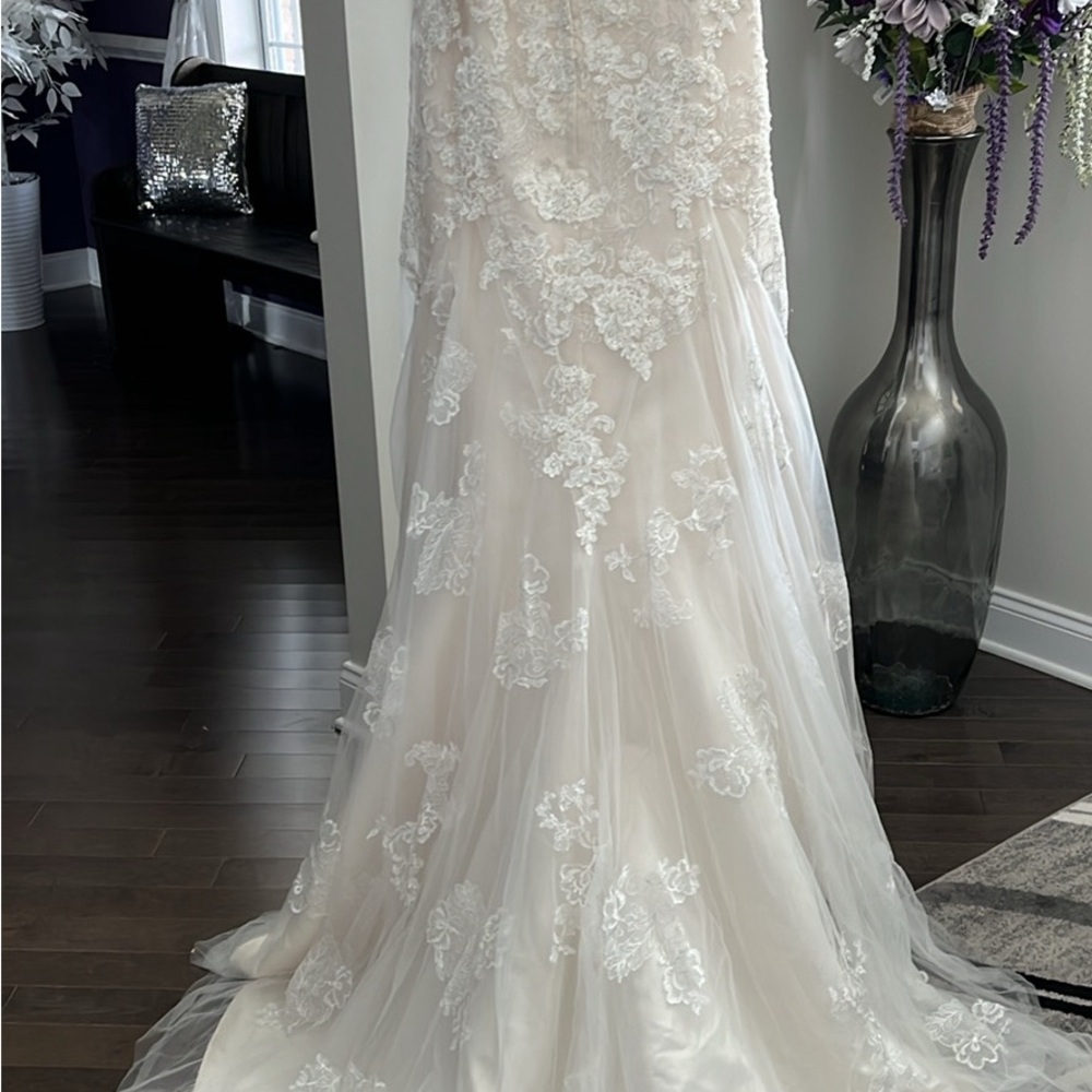 Casablanca lace and tulle wedding gown - Picture 5 of 5